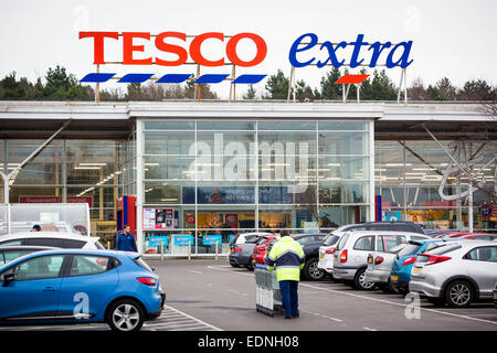 Un Tesco superstore extra a Swansea davanti a un aggiornamento di trading. Lunedì 5 Gennaio, 2015. Foto Stock