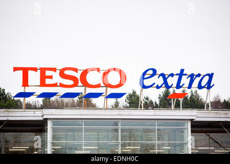 Un Tesco superstore extra a Swansea davanti a un aggiornamento di trading. Lunedì 5 Gennaio, 2015. Foto Stock