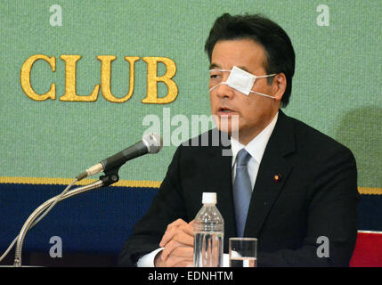 Tokyo, Giappone. 8 Gen, 2015. Il Partito democratico del Giappone del deliberando leader Katsuya Okada esprime il suo punto di vista per il prossimo party leadership della gara nel corso di una conferenza stampa congiunta presso il Japan National Press Club a Tokyo il Giovedi, 8 gennaio 2015. Il DPJ è di nuovo leader sarà deciso a una straordinaria parte convenzione prevista che si terrà il 7 gennaio 18. © Kaku Kurita/AFLO/Alamy Live News Foto Stock