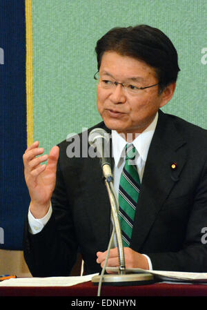 Tokyo, Giappone. 8 Gen, 2015. Ex della salute, del lavoro e del Welfare Ministro Akira Nagatsuma esprime il suo punto di vista alla prossima parte gara di leadership del partito democratico del Giappone nel corso di una conferenza stampa congiunta presso il Japan National Press Club a Tokyo il Giovedi, 8 gennaio 2015. Il DPJ è di nuovo leader sarà deciso a una straordinaria parte convenzione prevista che si terrà il 7 gennaio 18. © Kaku Kurita/AFLO/Alamy Live News Foto Stock