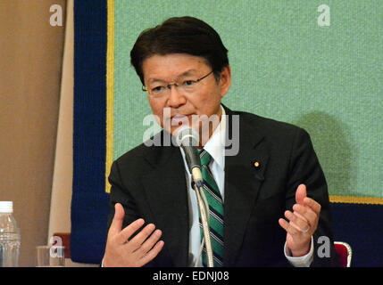 Tokyo, Giappone. 8 Gen, 2015. Ex della salute, del lavoro e del Welfare Ministro Akira Nagatsuma esprime il suo punto di vista alla prossima parte gara di leadership del partito democratico del Giappone nel corso di una conferenza stampa congiunta presso il Japan National Press Club a Tokyo il Giovedi, 8 gennaio 2015. Il DPJ è di nuovo leader sarà deciso a una straordinaria parte convenzione prevista che si terrà il 7 gennaio 18. © Kaku Kurita/AFLO/Alamy Live News Foto Stock