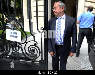 (150108) -- BUENOS AIRES, 8 gennaio, 2015 (Xinhua) -- Jean-Michel Casa, ambasciatore di Francia in Argentina, reagisce durante una manifestazione per le vittime della ripresa negli uffici del giornale francese Charlie Hebdo in Parigi, davanti al francese Ambassy in Buenos Aires, Argentina, il 7 gennaio 2015. Il Presidente francese François Hollande, ha annunciato che il 8 Gennaio sarà il giorno di lutto nazionale in Francia e le bandiere saranno messi a metà il montante per tre giorni in onore delle vittime del Charlie Hebdo attacco. Il Presidente francese ha anche dichiarato che tra i 12 i morti sono 11 uomini e una donna. ( Foto Stock