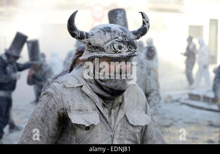 Uomo che indossa il casco viking, Els enfarinats farina lotta, guerriglieri armati con farina, uova e petardi, prendere in consegna il reggimento Foto Stock