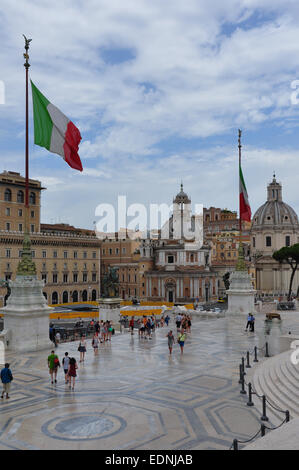 I turisti che visitano il monumento a Vittorio Emanuele a Roma Italia - prese guardando fuori verso Piazza Venezia Foto Stock