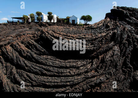 Casa su un campo di lava, vicino Tahiche, Lanzarote, Isole Canarie, Spagna Foto Stock