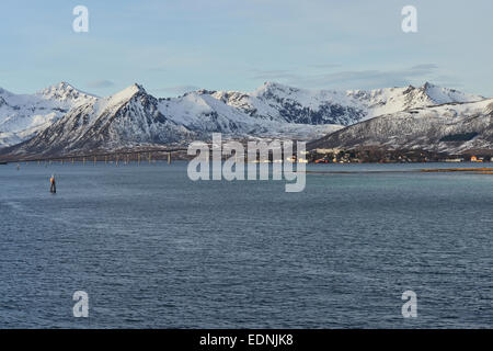 Montagne dell'isola di Andøya con il ponte di Andøy e Risøysund, Risøyhamn, Nordland, Vesteralen, Norvegia Foto Stock