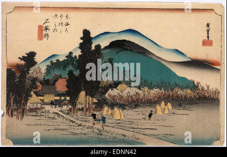 Ishiyakushi, Ando, Hiroshige, 1797-1858, artista [tra il 1833 e il 1836], 1 stampa : xilografia, colore ; 23,2 x 36 cm., stampa mostra tre viaggiatori (Uno a cavallo) entrando in un villaggio e due facchini con spallamento pole camminando su un berm tra due campi con haystacks e operai e il villaggio in fondo alla stazione Ishiyakushi sulla strada di Tokaido. Foto Stock