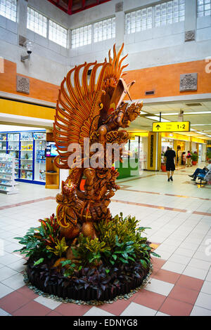 Statua all'Aeroporto Internazionale Ngurah Rai di Bali Foto Stock