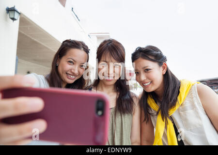 Tre donne che prendono un selfie. Foto Stock