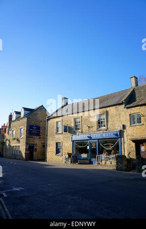 Pittoresche Cotswold Street con forno e Village Inn at Bourton-on-the-acqua, Gloucestershire, Inghilterra. Foto Stock