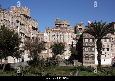 Case tradizionali a cercare su di un giardino nella città vecchia di Sanaa, Yemen Foto Stock