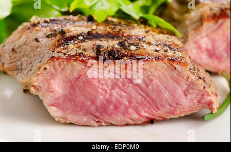 Bistecca di manzo con insalata fresca. Messa a fuoco selettiva Foto Stock