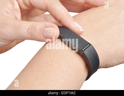 Attività fitness tracker su donna di polso Foto Stock