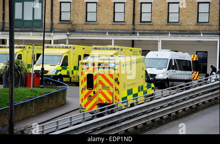 Le ambulanze schierate al di fuori del Pronto Soccorso di Brighton Royal Sussex County Hospital REGNO UNITO RSCH Foto Stock