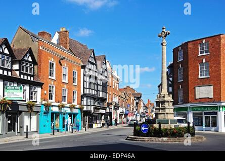 Tewkesbury War Memorial, sa anche come la Croce, nel centro della città, a Tewkesbury, nel Gloucestershire, Inghilterra, Regno Unito, Europa occidentale. Foto Stock