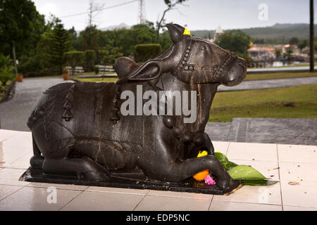 Mauritius Grand Bassin, Ganga Talao lago sacro tempio, statua di Nandi, Shiva's bull Foto Stock