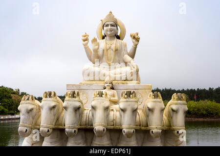 Mauritius Grand Bassin, Ganga Talao lago sacro tempio sacrario di sole Surya dio nel carro trainato da 7 cavalli Foto Stock