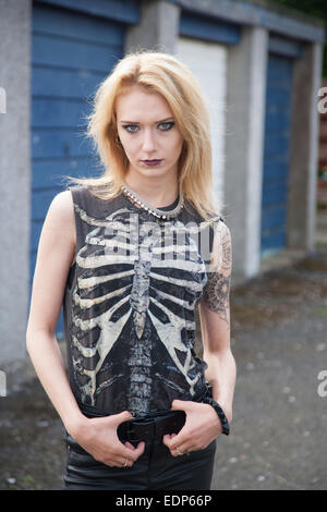 Gothic / ragazza punk in piedi con atteggiamento. Foto Stock