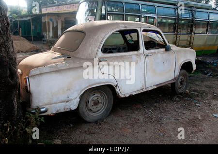 India, Samalpur, Orissa. Ambasciatore abbandonate auto Foto Stock