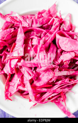 Crauti, coleslaw rosso, cavolo e barbabietole. Nella vista in pianta di una piastra Foto Stock