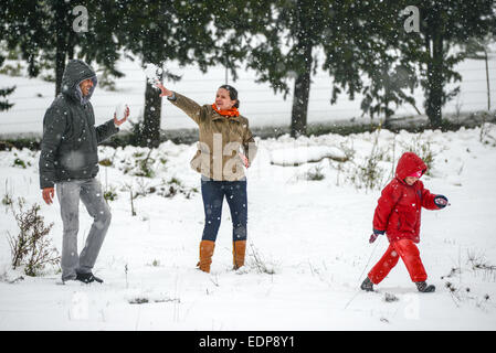 Alture del Golan. Il 7 gennaio, 2015. Gli israeliani giocare nella neve nel nord della città israeliana di Safed, il 7 gennaio 2015. Le piogge torrenziali e venti forti sono state avvertite in tutta Israele martedì e mercoledì in una tempesta di pesanti raggiunto il paese. Il freddo nord set anteriore in martedì sera e ha continuato Mercoledì, con neve e grandine che rientrano nel nord di Galilea e le alture del Golan con neve supplementare previsto in Gerusalemme, lungo con piogge pesanti e si snoda nella centrale di Israele. Credito: JINI/Gil Eliyahu/Xinhua/Alamy Live News Foto Stock