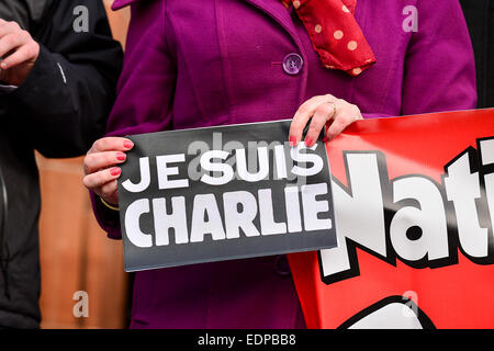 Londonderry, Irlanda del Nord. 8 gennaio, 2015. Giornalisti attesa veglia in memoria di Charlie Hebdo vittime, Londonderry, Irlanda del Nord - 8 gennaio 2015. Membri dell Unione Nazionale dei Giornalisti presenti veglia, al Guildhall Square, in memoria di Charlie Hebdo vittime. Credito: George Sweeney/Alamy Live News Foto Stock