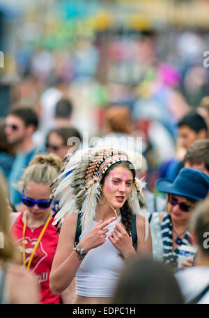 Una ragazza che indossa il Native American style copricapo Fancy Dress che è diventata controversa presso il festival di Glastonbury 2014 un Foto Stock