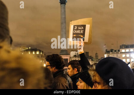 Londra, Regno Unito. Il 7 gennaio, 2015. Le persone si sono riunite in Trafalgar Square a manifestare il loro sostegno alle vittime degli attacchi terroristici contro la rivista francese Charlie Hebdo. Sono titolari di cartelloni con le parole "Je Suis Charlie" (Io sono Charlie). Quattordici persone sono state uccise tra cui due funzionari di polizia quando due a quattro banditi mascherati hanno aperto il fuoco alla sede di Charlie Hebdo in Parigi, Francia Credito: onebluelight.com/Alamy Live News Foto Stock