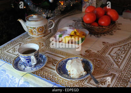 Una sana colazione leggera tè, insalata fresca da frutti dolci sotto yogurt scremato, mandarino e formaggio Foto Stock