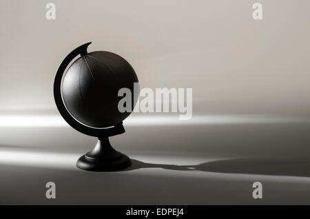 Verniciato nero mondo pianeta terra in ombra Foto Stock