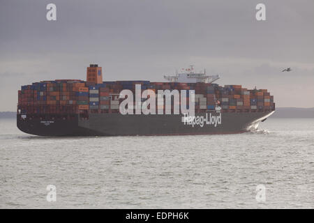 Il Hapag-Lloyds nave cargo, Essen Express in partenza Southampton. Foto Stock