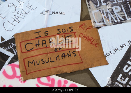 Trafalgar Square, Londra, Regno Unito. 8 gennaio 2015. I membri del pubblico guarda la Je Suis Charlie memorial, schede e foto sono circondate da un anello di penne in Trafalgar Square. Foto Stock