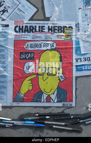 Trafalgar Square, Londra, Regno Unito. 8 gennaio 2015. I membri del pubblico guarda la Je Suis Charlie memorial, schede e foto sono circondate da un anello di penne in Trafalgar Square. Foto Stock