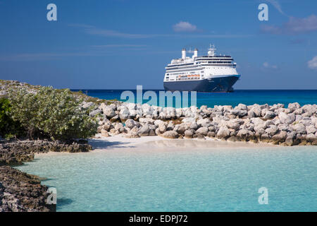 Holland America nave da crociera 'Amsterdam' che sono ancorate al largo di Half Moon Cay, Bahamas Foto Stock