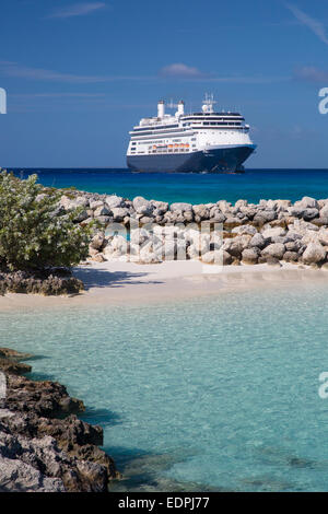 Holland America nave da crociera 'Amsterdam' che sono ancorate al largo di Half Moon Cay, Bahamas Foto Stock