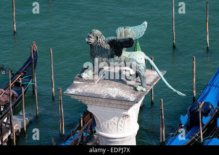 Statua di bronzo del leone alato simboleggia la San Marco Evangelista su colonna in piazzetta a Venezia che risale al 300 a.c. Foto Stock