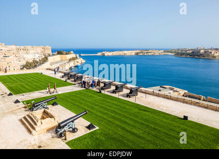 Upper Barrakka Gardens e batteria a salve si affaccia sul Grand Harbour di Malta Valletta EU Europe Foto Stock