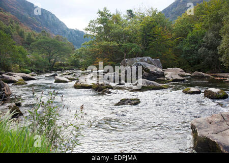 Il fiume Glaslyn corre attraverso boulder rapids nel Aberglaslyn passano in prossimità Beddgelert nel Galles del Nord, Regno Unito Foto Stock