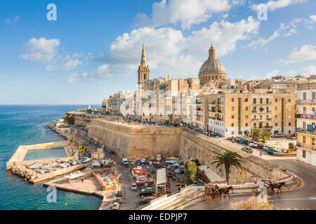 La Valletta Skyline e Porto di Marsamxett con la cupola della chiesa carmelitana e St Pauls Cattedrale Anglicana Valletta Malta EU Europe Foto Stock