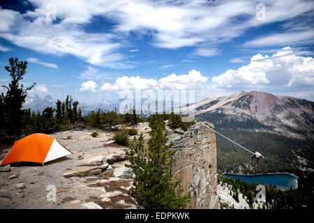Maschio piazzole highliner una tenda accanto a un piede 125 highline truccate su un lago in un gap sulla parte superiore della cresta Mammut Foto Stock
