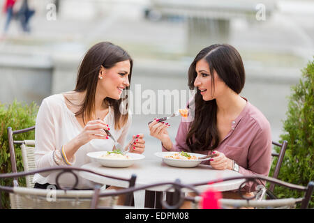 Piuttosto giovani donne a pranzo nel ristorante Foto Stock