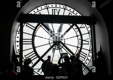 Orologio enorme al Museo / Musée d'Orsay un museo a Parigi, sulla riva sinistra della Senna. Ospitato nella ex stazione ferroviaria Gare d'Orsay. Strano Foto Stock