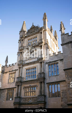 Edilizia Architettura sculture e guglie nelle scuole un quadrangolo biblioteca Bodleian, Oxford Inghilterra Foto Stock