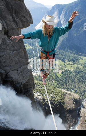 Maschio a piedi highliner la Yosemite Falls highline Foto Stock