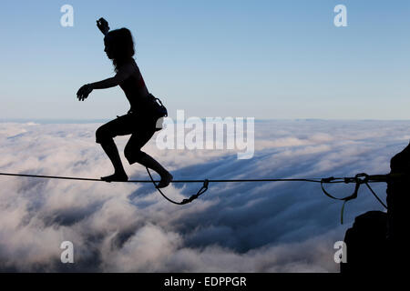 Silhouette di professional highliner Hayley Ashburn in piedi su un highline al di sopra delle nuvole sulla vetta del Monte Tamalpais Foto Stock