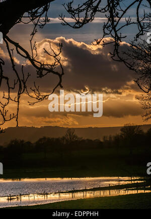 Barcombe Mills, East Sussex, UK.8 gennaio 2015.Tramonto tra i campi allagati dopo forti precipitazioni Foto Stock