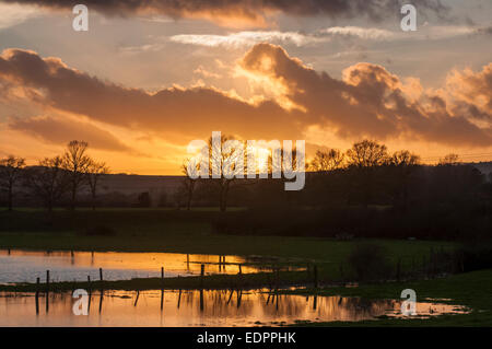 Barcombe Mills, East Sussex, UK.8 gennaio 2015.Tramonto tra i campi allagati dopo forti precipitazioni Foto Stock