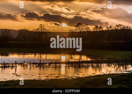 Barcombe Mills, East Sussex, UK.8 gennaio 2015.Tramonto tra i campi allagati dopo forti precipitazioni Foto Stock