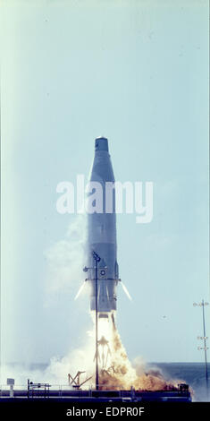 Questa immagine mostra il lancio di un Atlas ICBM, parte del primo programma di difesa missilistica della Guerra fredda negli Stati Uniti. Il missile Atlas giocò un ruolo fondamentale nello sviluppo della tecnologia missilistica durante gli anni '1950 Foto Stock