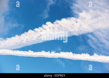 Contrails di aerei contro un cielo blu. Foto Stock